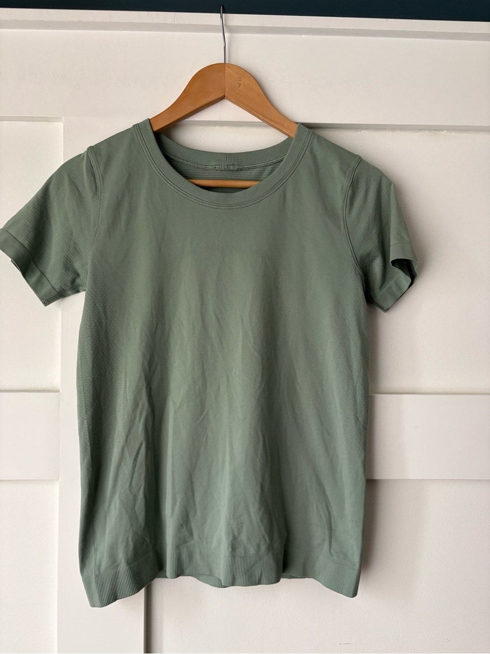 Lululemon •  Swiftly Tech Short Sleeve *relaxed • Size 4
